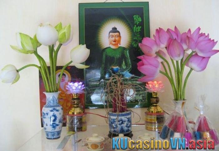 Cách cắm hoa sen trên bàn thờ