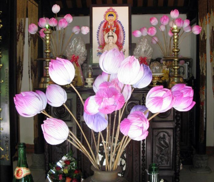 Cách cắm hoa sen trên bàn thờ hợp với phong thủy 