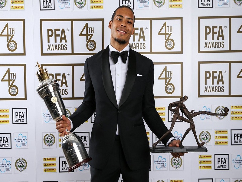 Virgil van Dijk trên bục trao giải trong lễ trao giải