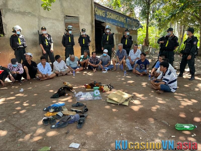 Công an triệt phá trường gà ở Tiền Giang