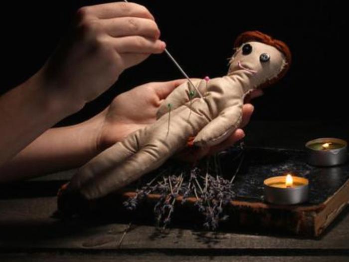 Khám phá bí ẩn đằng sau tấm bùa hộ mệnh khiến con người đau đớn