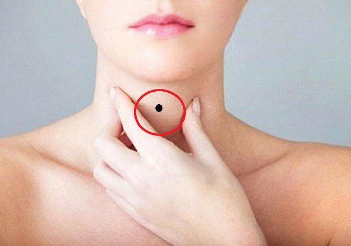 Nốt ruồi trên cổ họng mang lại may mắn cho chủ nhân