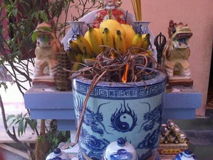 Trả lời câu hỏi Mèo có nhảy lên bàn thờ được không? 1537523439