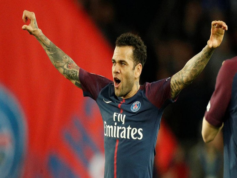 Dani Alves là ngôi sao trở thành thủ môn bất đắc dĩ