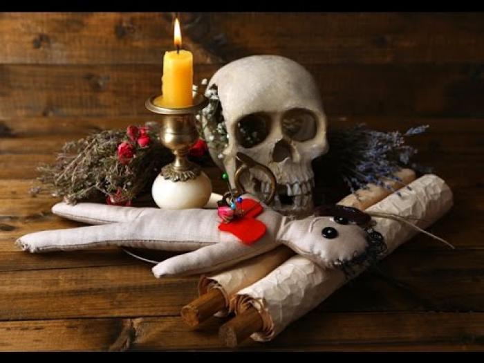 Bật mí bí mật bùa yêu Mon