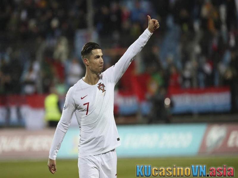Cristiano Ronaldo ghi bàn ở tuổi 34