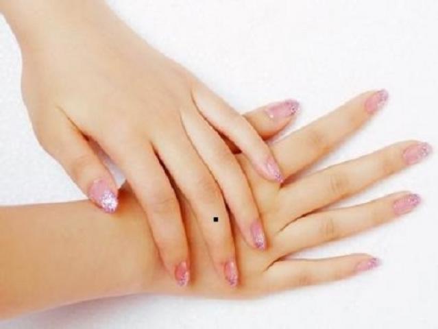 Nốt ruồi ở ngón giữa có ý nghĩa gì?