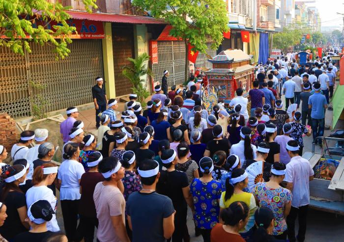 Trả lời câu hỏi: “Ai không đi đám tang?”