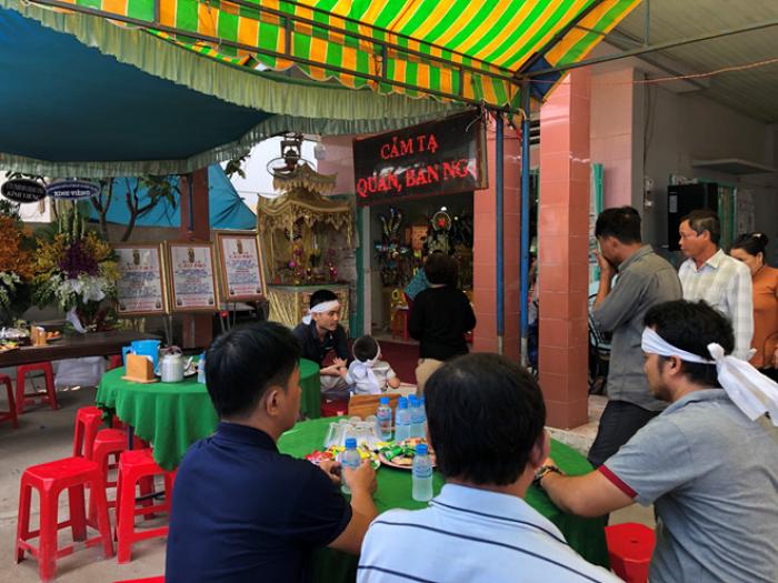 Trả lời câu hỏi: “Ai không đi đám tang?”