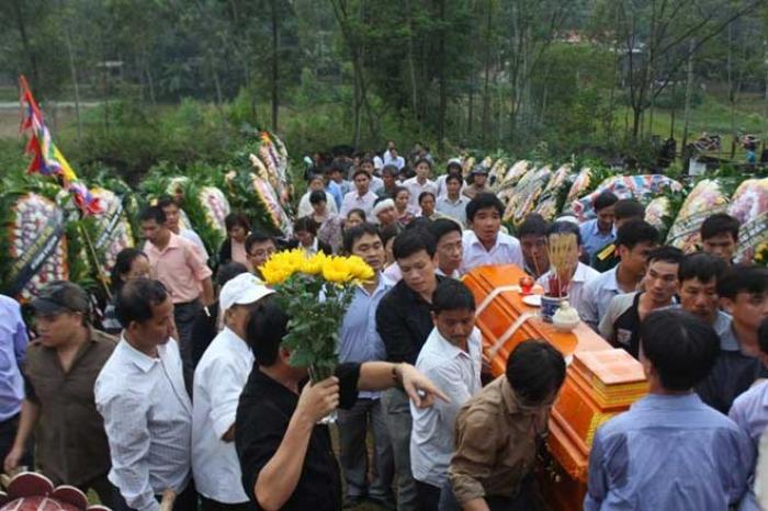 Trả lời câu hỏi: “Ai không đi đám tang?”