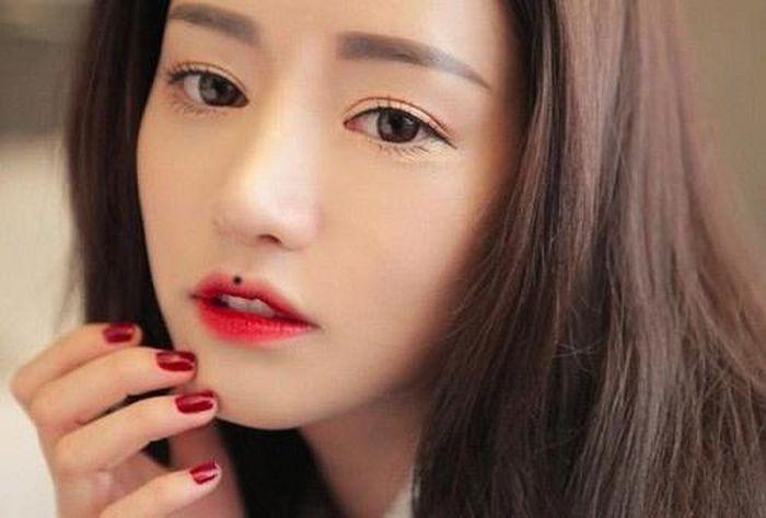 Nốt ruồi ở khóe miệng nói lên điều gì?