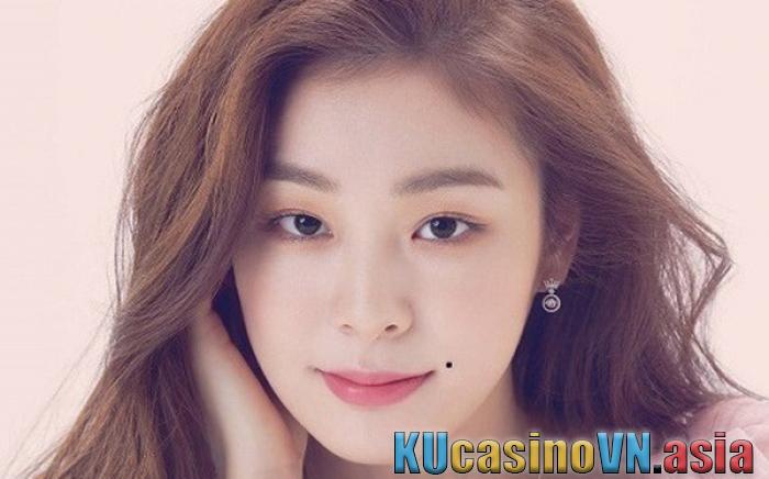 Nốt ruồi ở khóe miệng