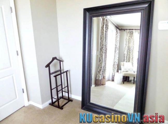 gương đối diện cửa ra vào