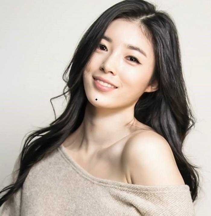 Nốt ruồi ở cằm phụ nữ có ý nghĩa gì? 288612808