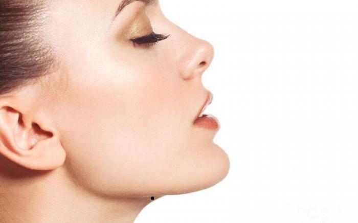 Nốt ruồi ở cằm phụ nữ có ý nghĩa gì? 288612808