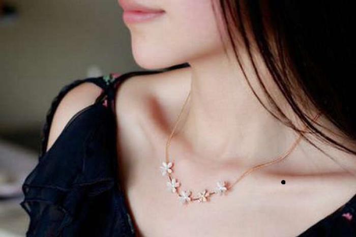 Nốt ruồi trên xương quai xanh tốt hay xấu? 378322772