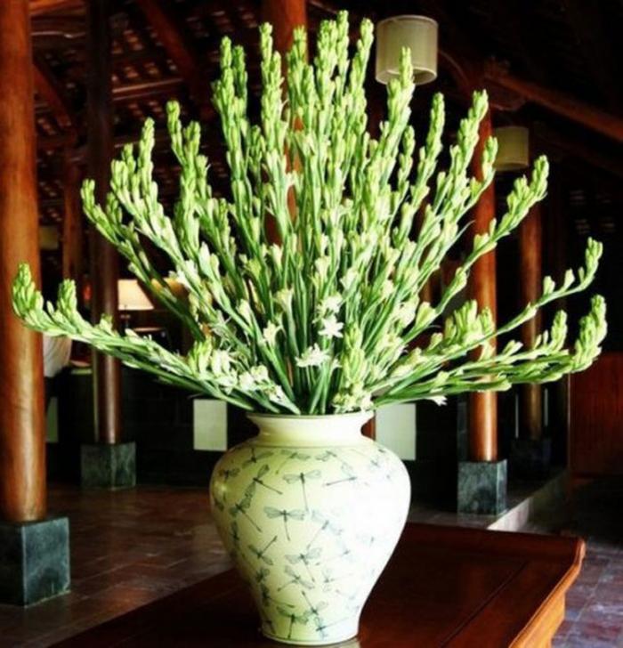 Hướng dẫn đặt hoa ly trên bàn thờ để thu hút tài lộc