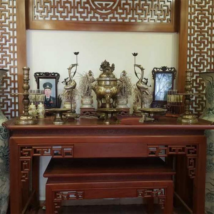 Để trả lời cho câu hỏi có nên thờ hạc trên bàn thờ gia tiên hay không?