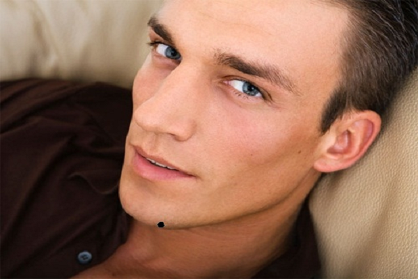 Bật mí ý nghĩa nốt ruồi ở cằm đàn ông