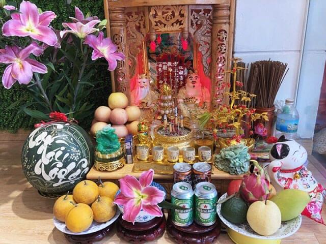 Ý nghĩa và cách bài trí bàn thờ gạo muối trên bàn thờ Thần tài