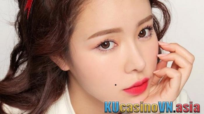 Nốt ruồi quanh miệng nữ